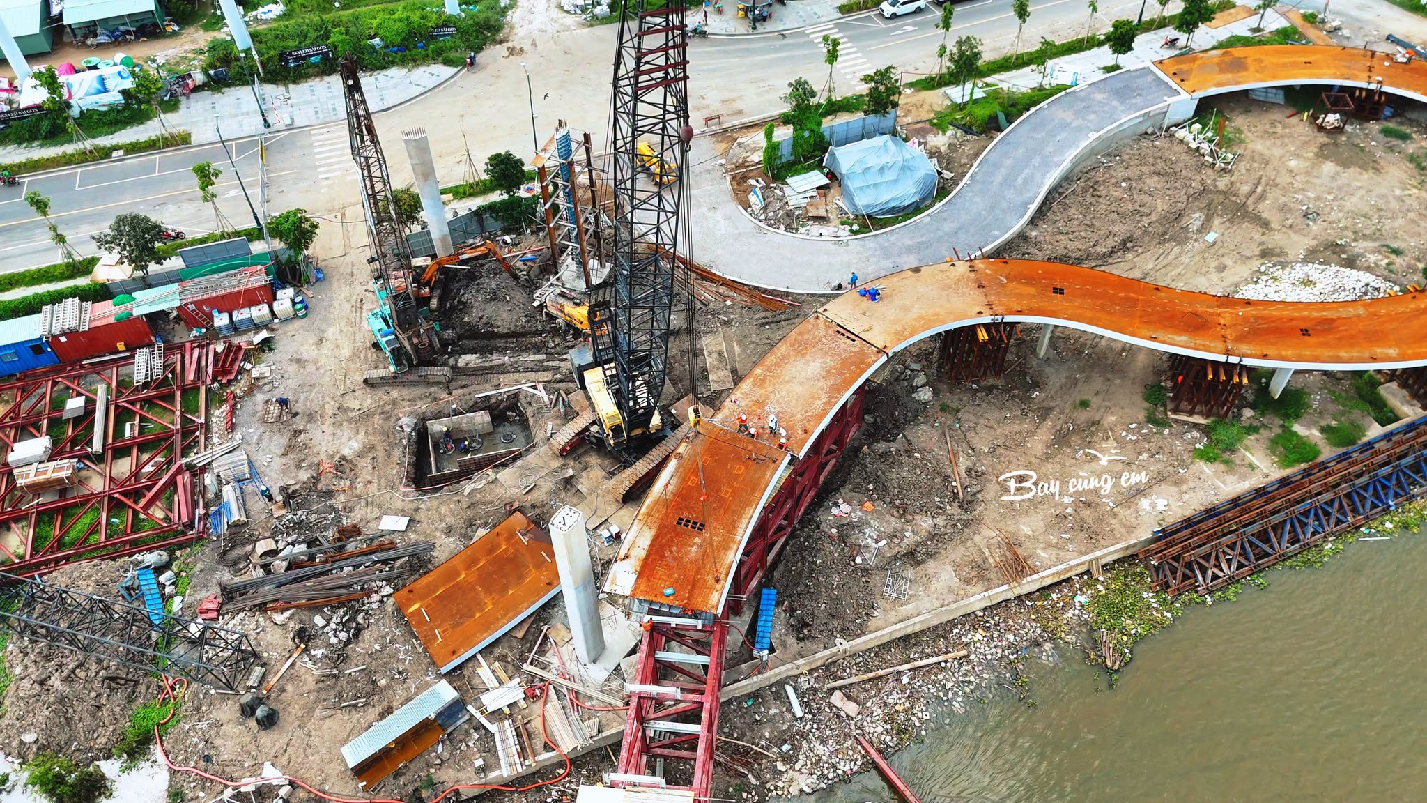 H&igrave;nh ảnh lắp đặt cấu kiện th&eacute;p cầu đi bộ bắt qua s&ocirc;ng S&agrave;i G&ograve;n